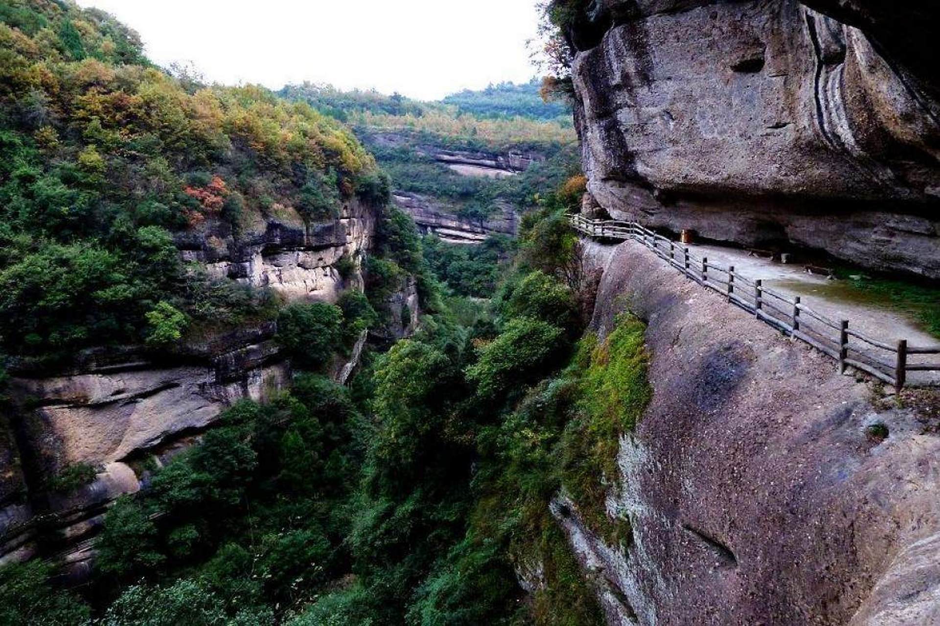 四川剑门关景区:它以雄伟险峻的地貌和悠久历史闻名,这个中秋国庆假期