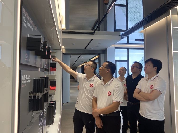 桂城中学校友会走访新豪轩门窗,与总裁冯佐星展开亲切交流