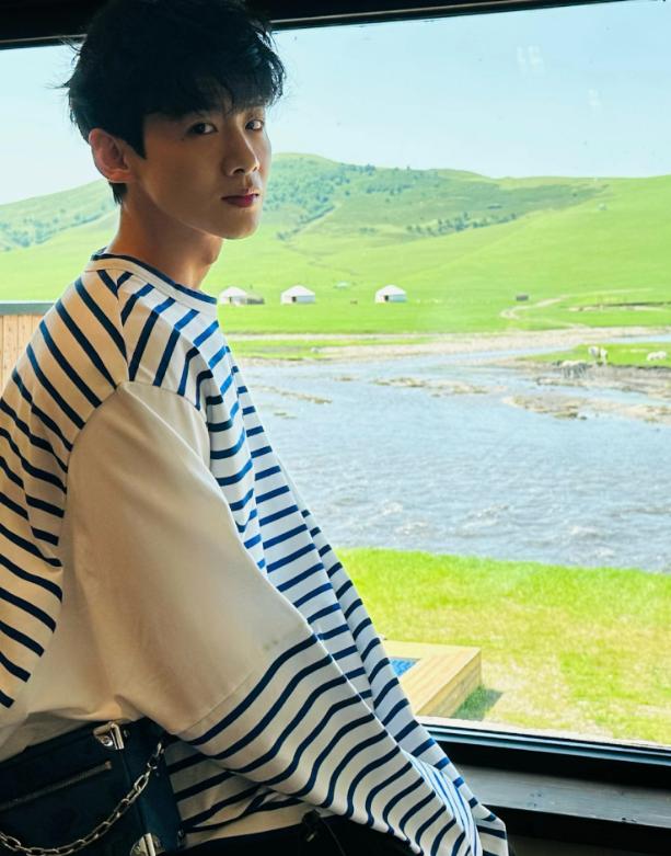 白敬亭宋轶巴黎被偶遇,同行的还有父母,恋情曝光近一年非常稳定