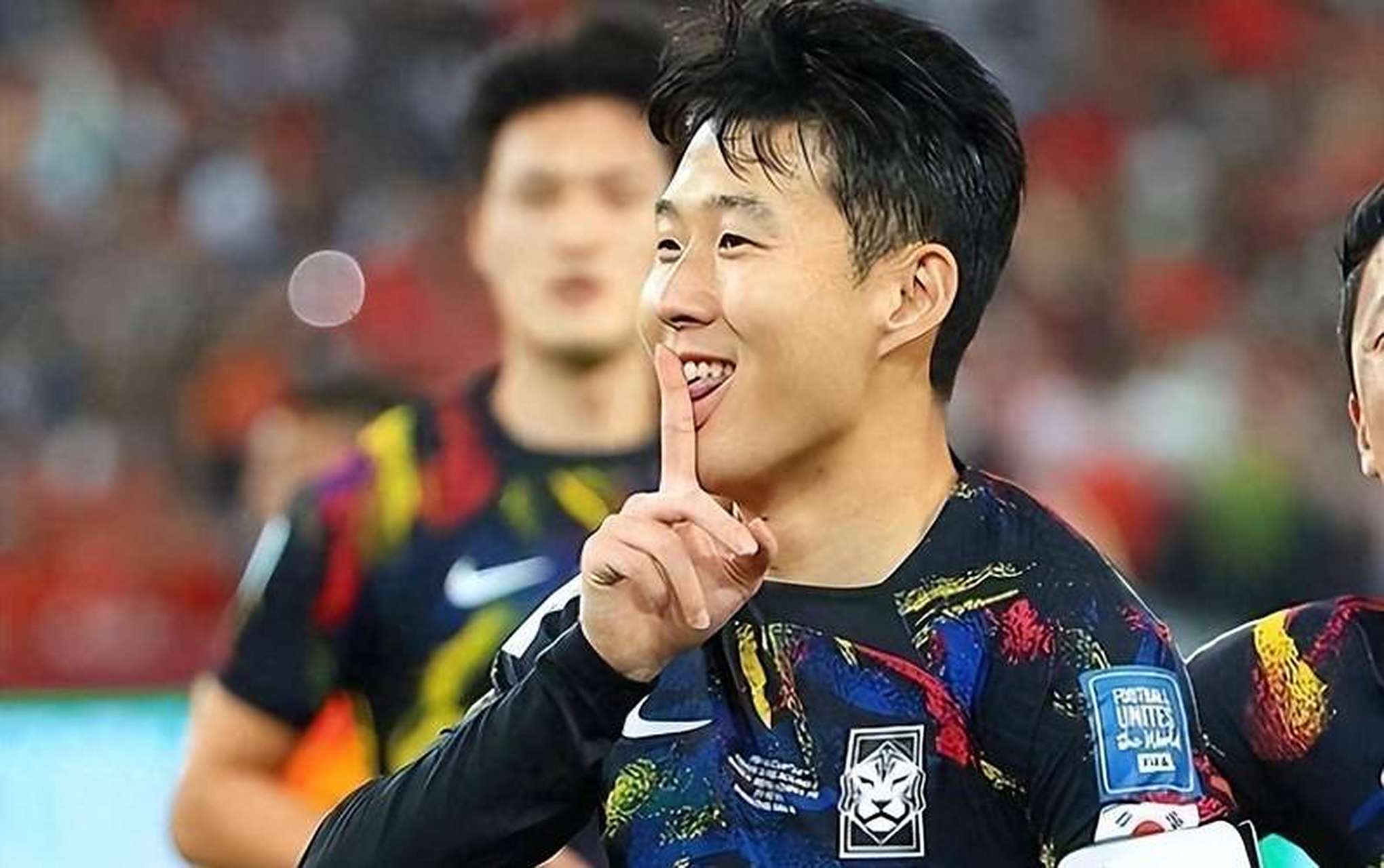 评韩国球员孙兴慜对中国球迷做挑衅动作.