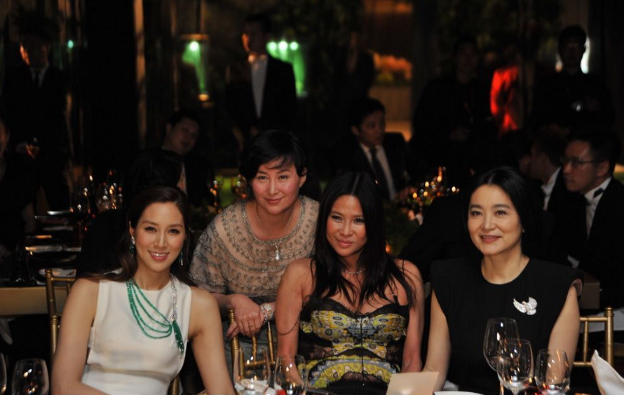 何超琼真贵气!穿蕾丝透视装玩性感身材丰满,同框林青霞美貌不输