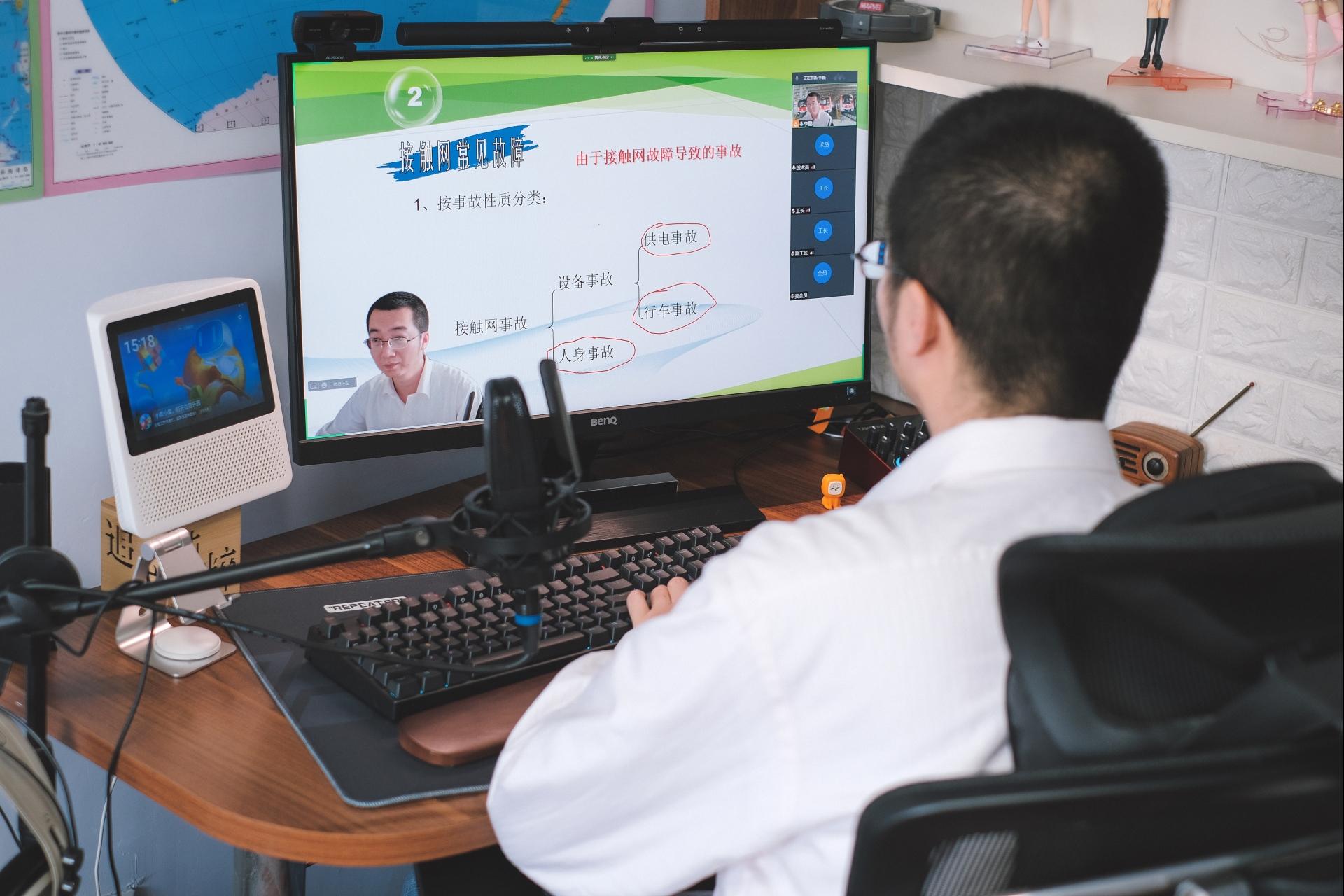 高校则是改为学生全面封校,在寝室上课,老师则是在家进行线上直播教学