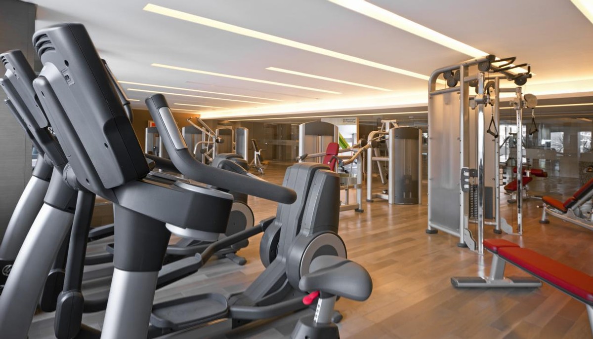 高端游泳健身:探索运动中的优雅与力量