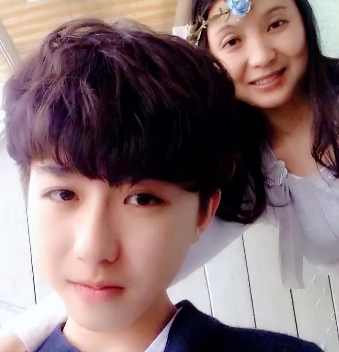 因为父亲是商界大亨一家人生活很是富裕蔡徐坤打小大小就在浙江温州
