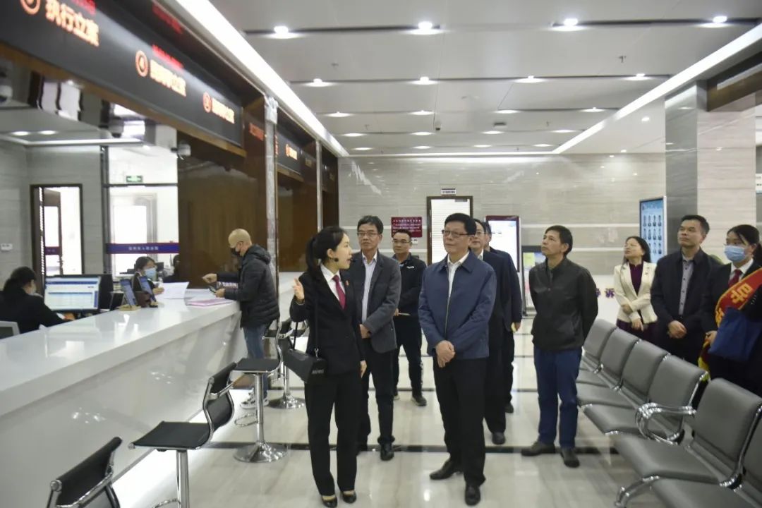 茂名市人大常委会常务副主任吴刚强带队到高州走访人大代表并调研司法