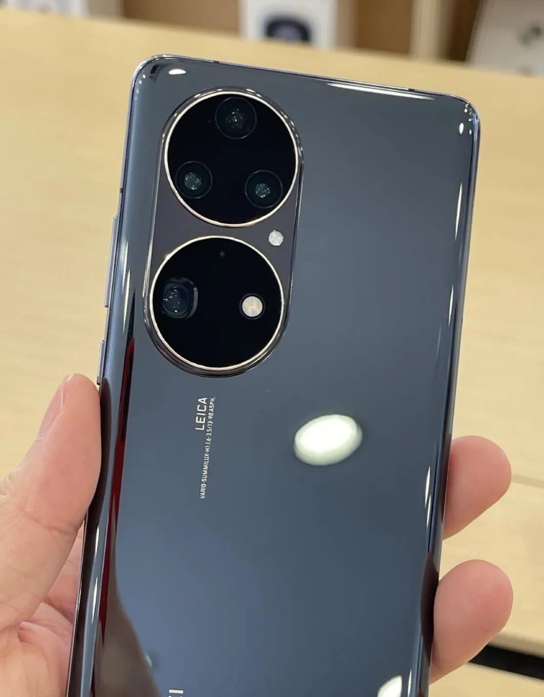 华为公司p50pro的设备后面的后置摄像头模组设计方案运用了被称作"