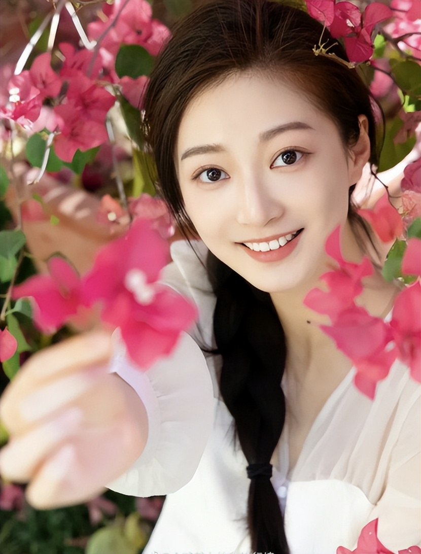 复旦校花冯琳跨年夜亮相,成为东方卫视主持人,颜值变化今非昔比