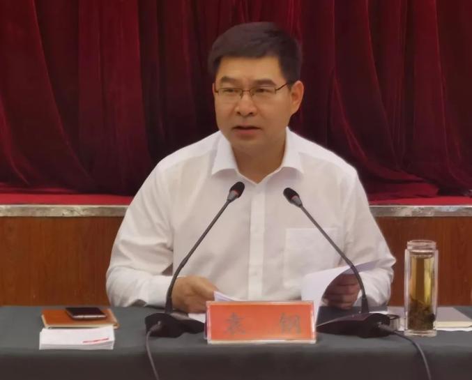 袁钢主持召开区委理论学习中心组集体学习研讨会