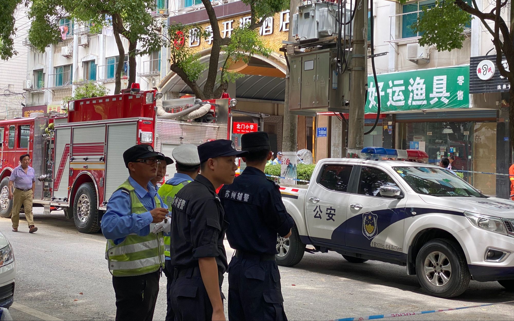 7月13日,坍塌酒店现场周围拉起了警戒线.新京报记者 杨雪 摄