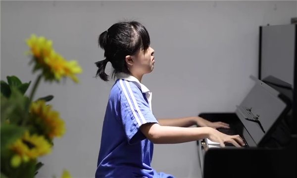 上帝开的另一扇窗:无眼女孩学琴2年考取英皇钢琴8级