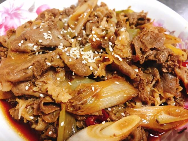 老北京葱爆羊肉:香气四溢,口感嫩滑的京味菜肴!