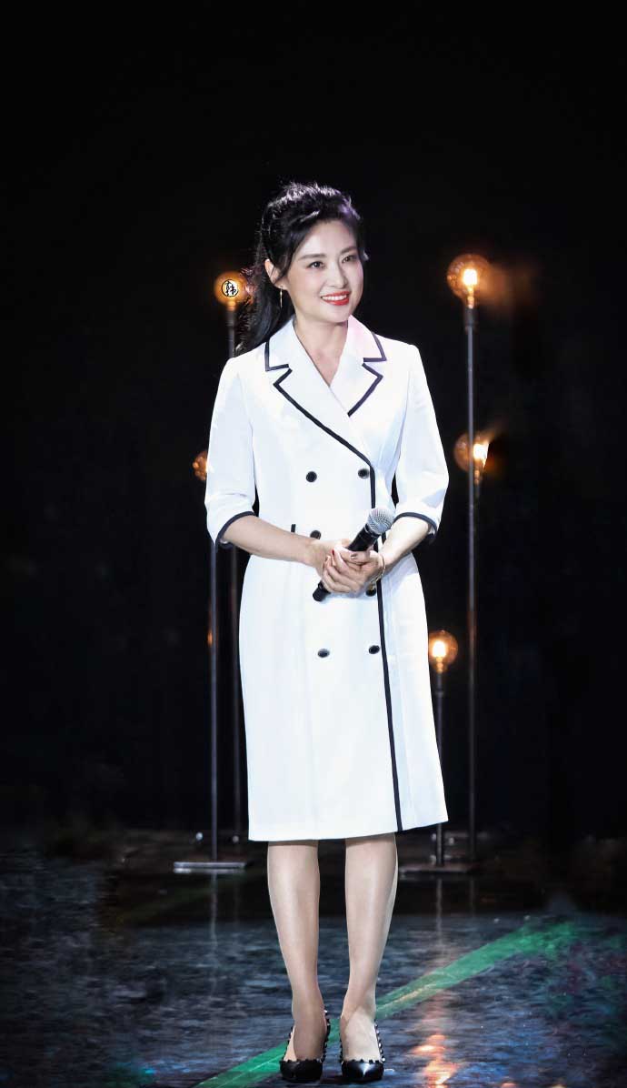 央视主持再合影,李思思张蕾穿姐妹装