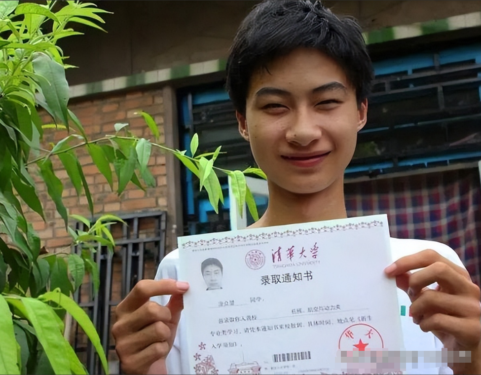 回顾744分高考状元母亲瘫痪父亲疯了多年后他成了这样