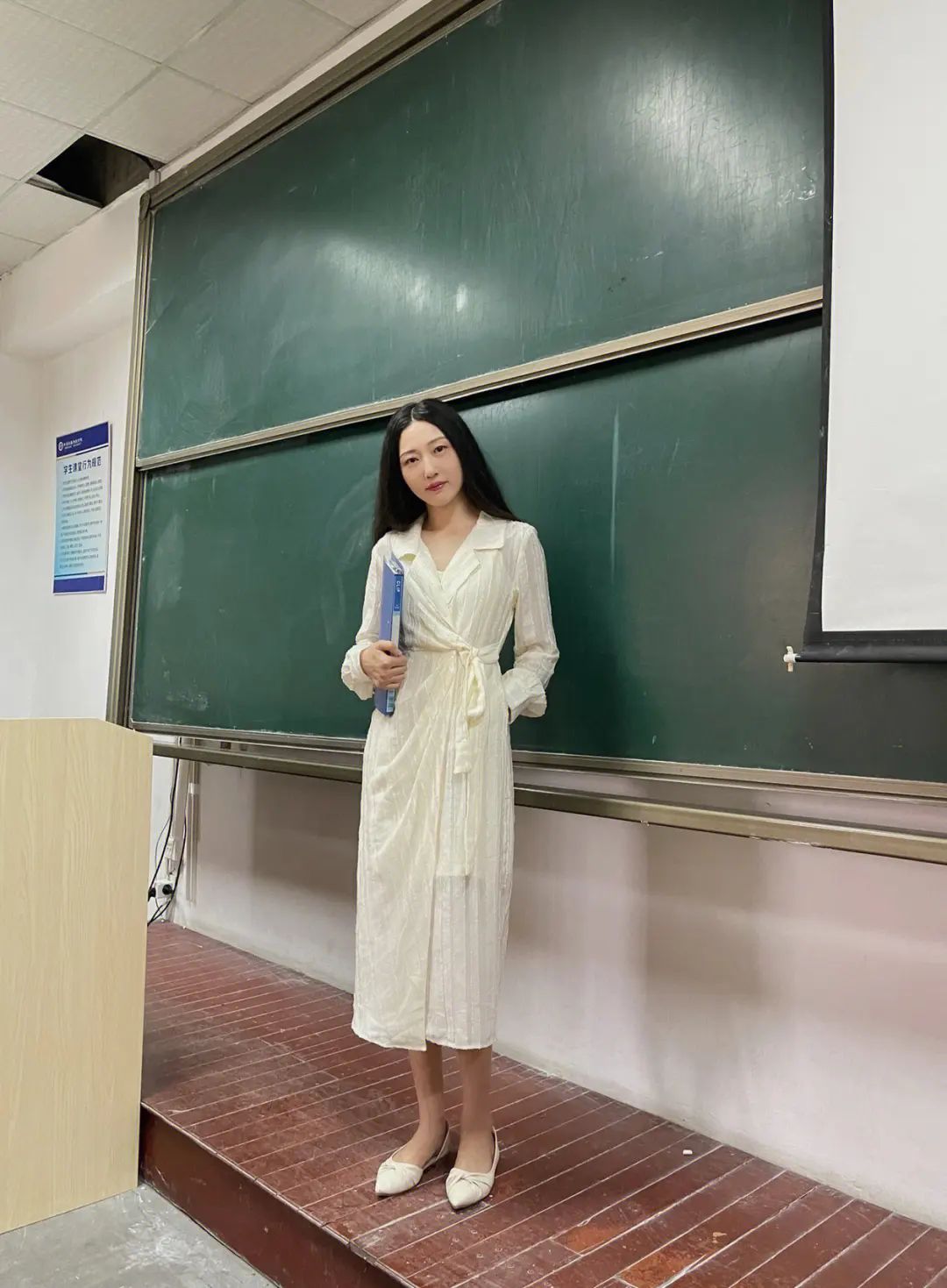 导师 轻轻递来纸巾"小刘,咱先联系回家,这些不着急.