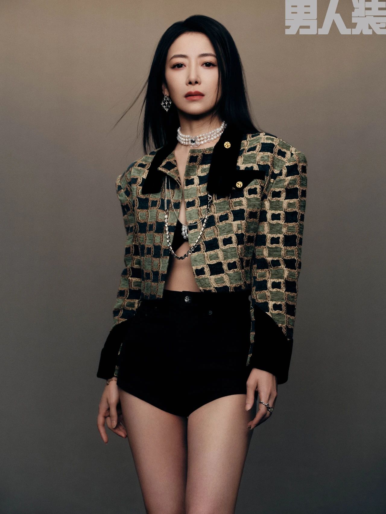 48岁陈紫函登《男人装》,大方展示事业线,散发成熟女人韵味