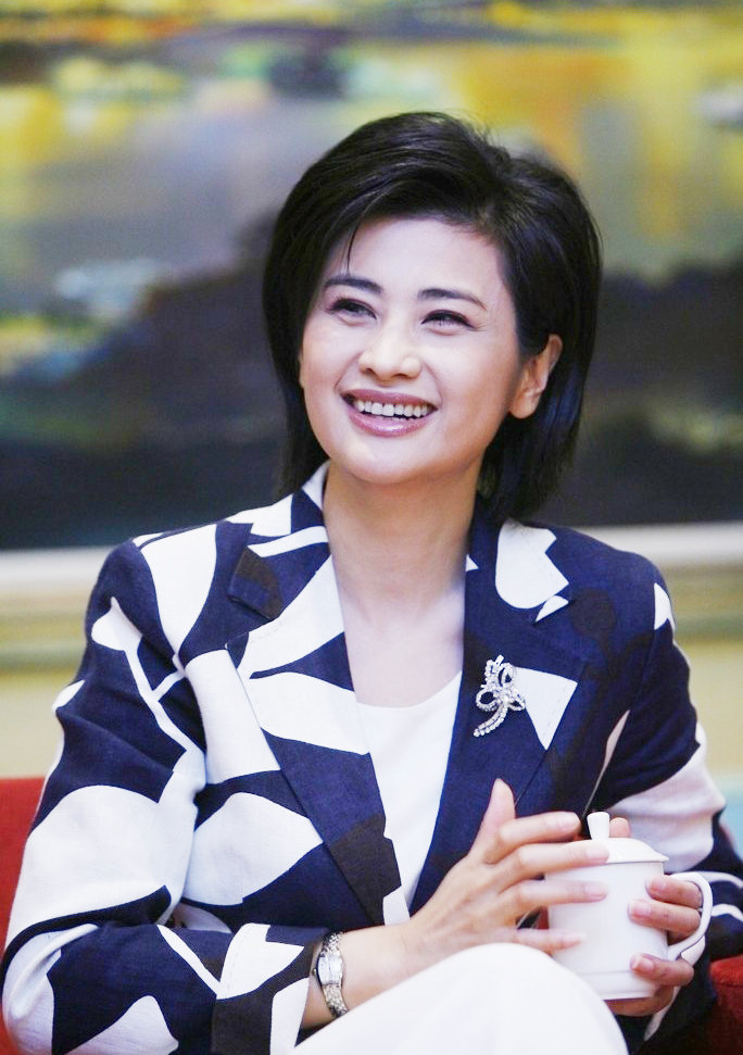 吴小莉丈夫周秉钧:求婚三次才抱得美人归,爷爷的年纪才当上爸爸