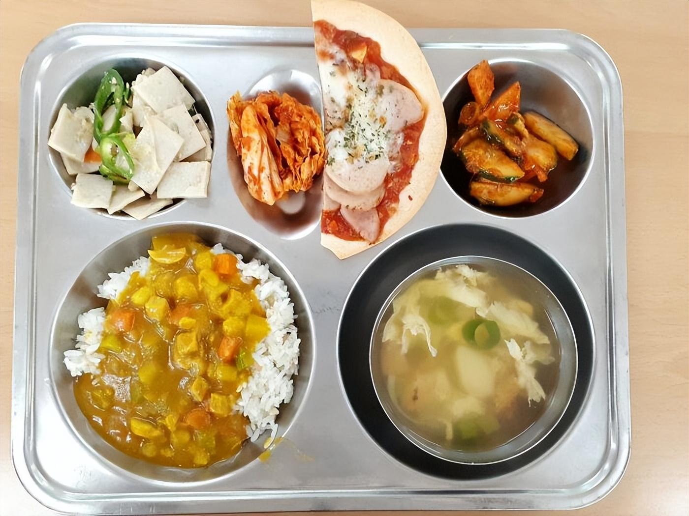 全球学校午餐大比拼:30张照片揭示各国营养选择