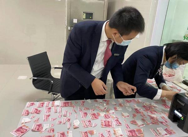 7岁男孩把6000元钱撕成碎片,妈妈大哭!他们一块块拼图