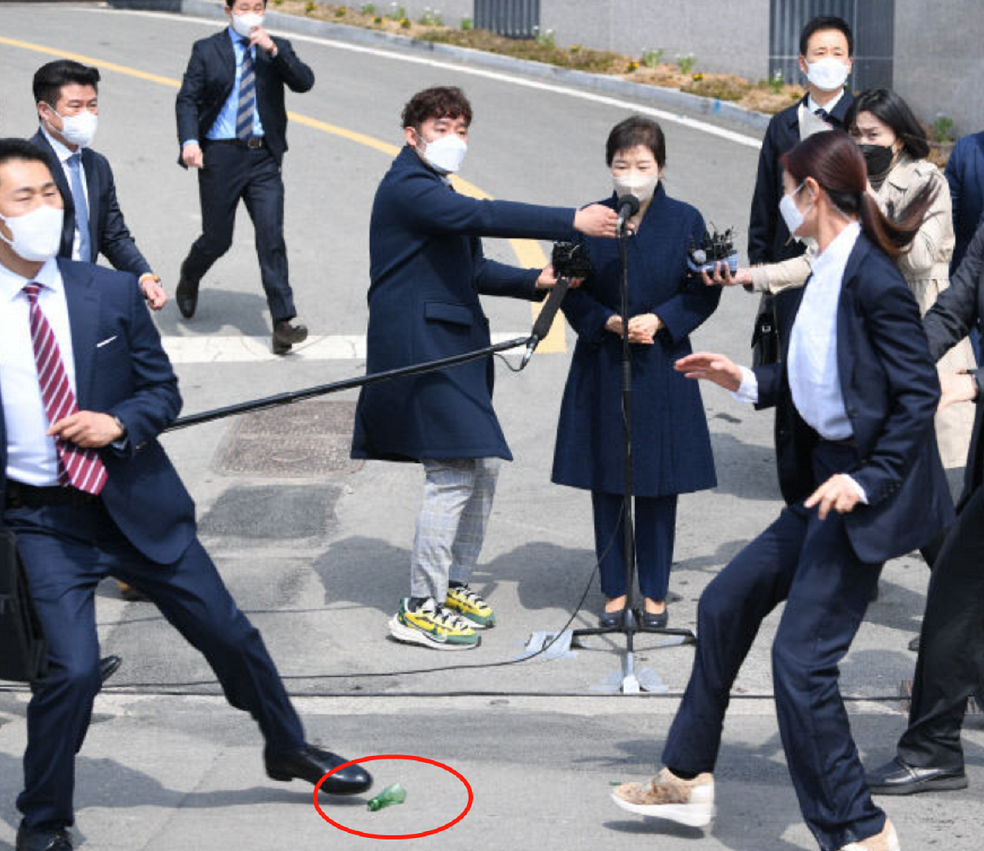 突发!朴槿惠在家门口被扔酒瓶 微微一笑继续讲话