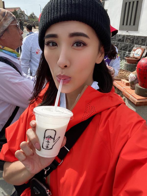 只用"一包饼干"遮3点!小祯突晒大尺度辣照,超长美腿成焦点