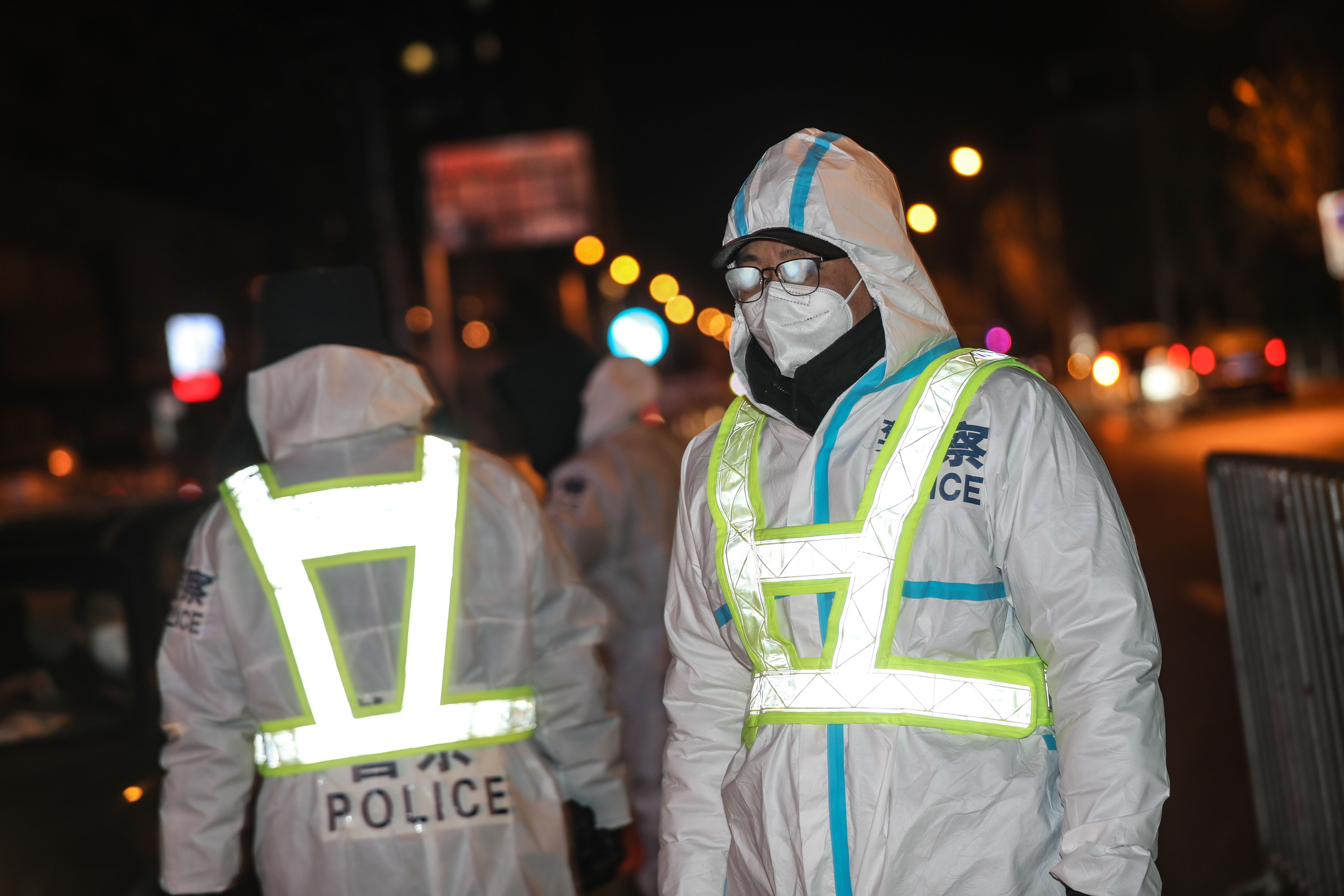 寒风中的防疫"守门人"(2)