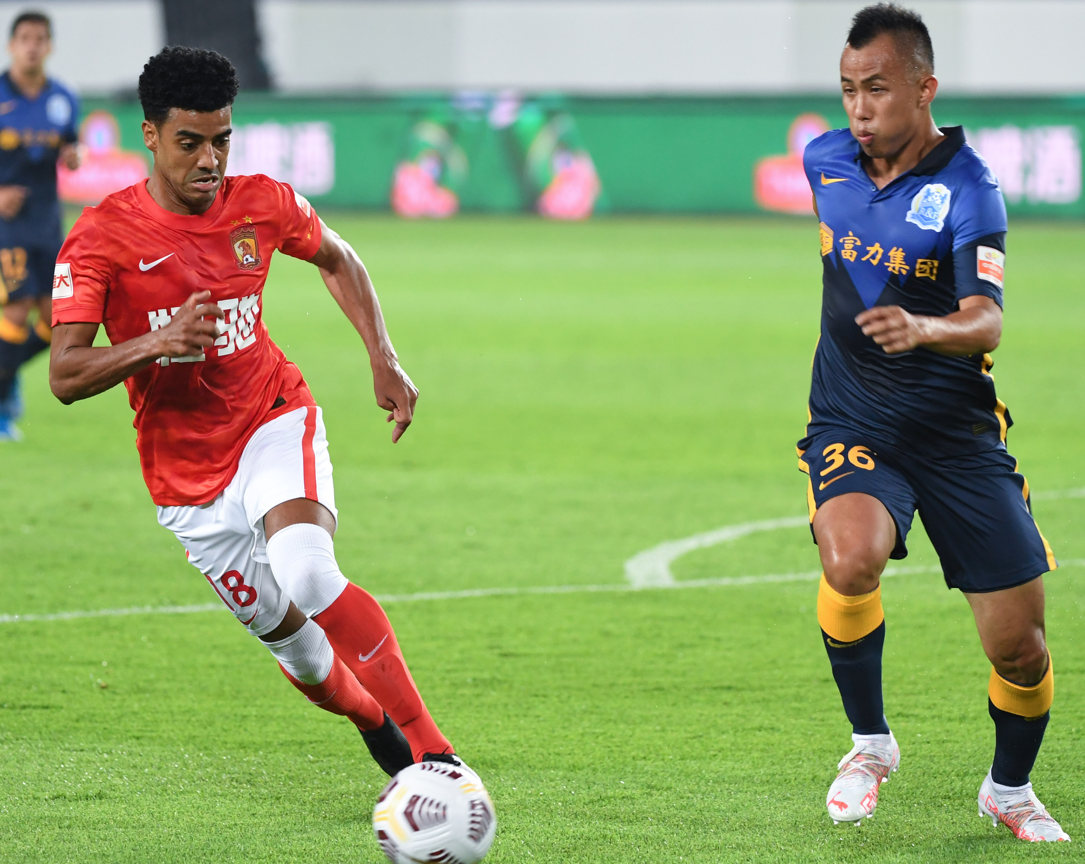 足球——中超:广州队战平广州城队(2)