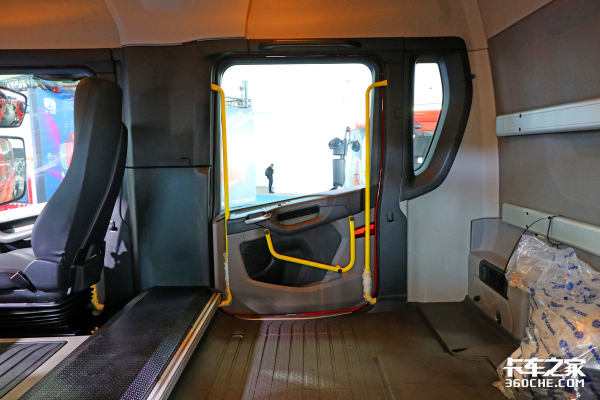 16升v8动力,国内最大马力消防车,斯堪尼亚r650能装10个人