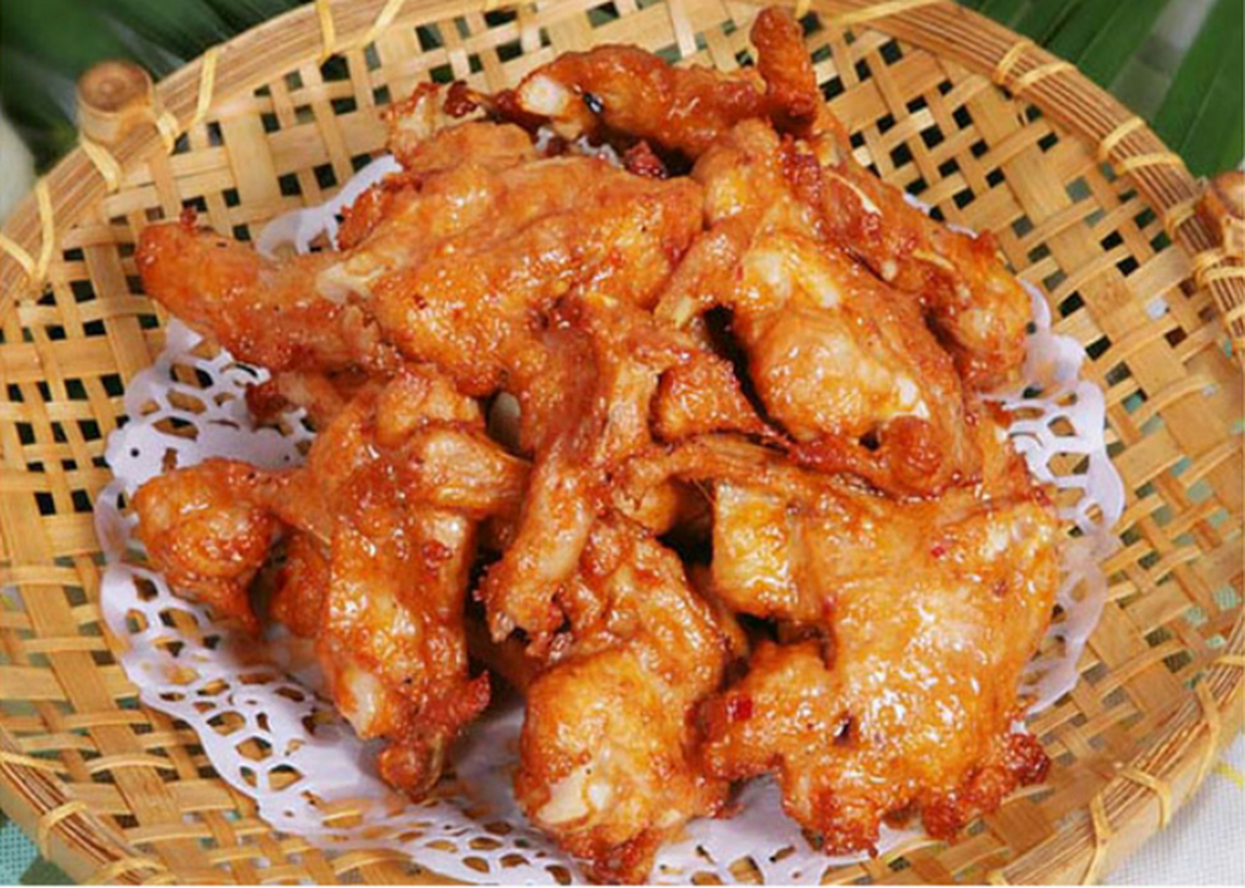 这道菜的特点是金黄酥脆的外皮和鲜嫩多汁的鸡肉,每一口都是满满的