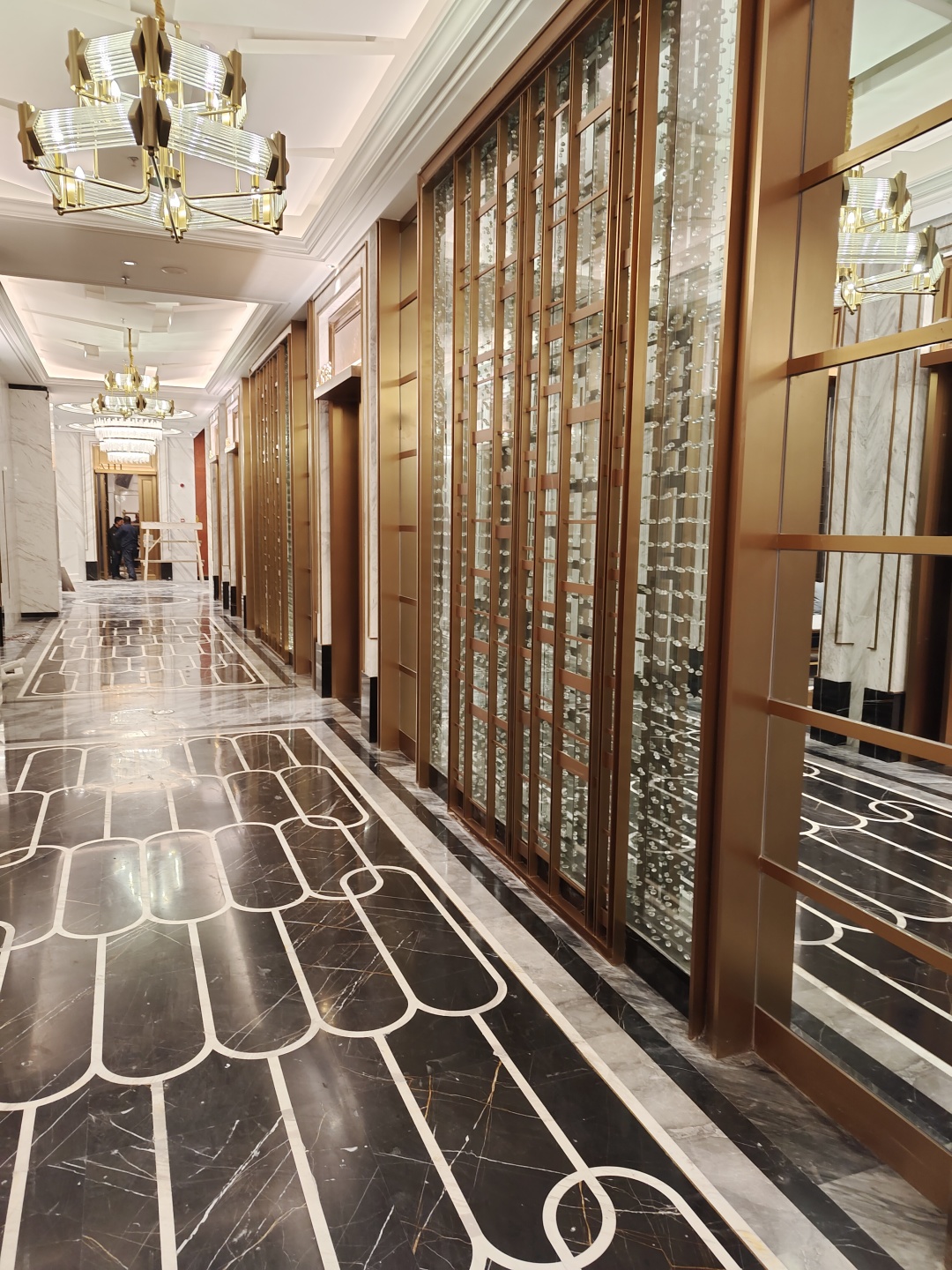 美高美国际娱乐会所斥资千万,由国内著名设计师精心设计的65间不同