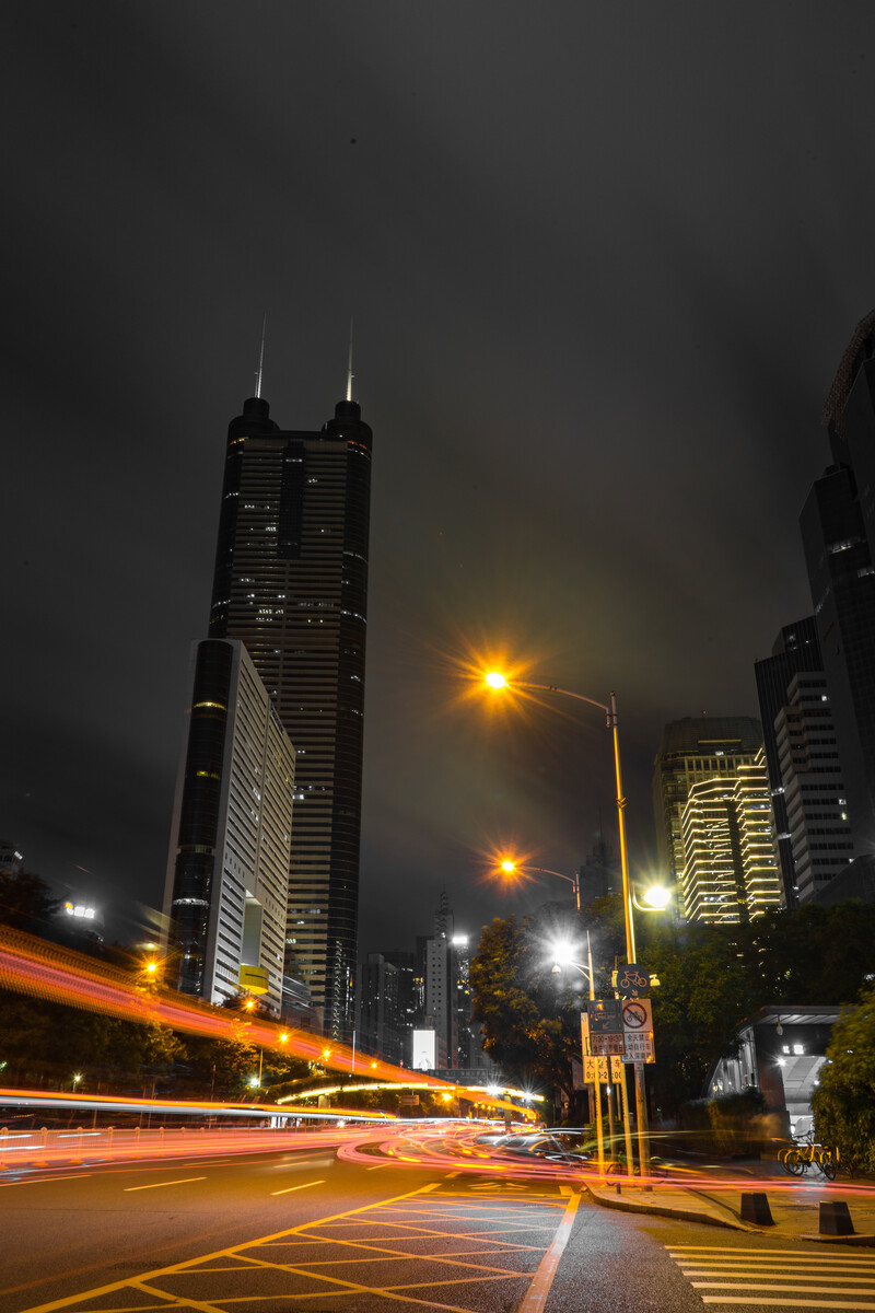 深圳是一个经济发达的城市,夜景十分美丽,以华灯璀璨著称
