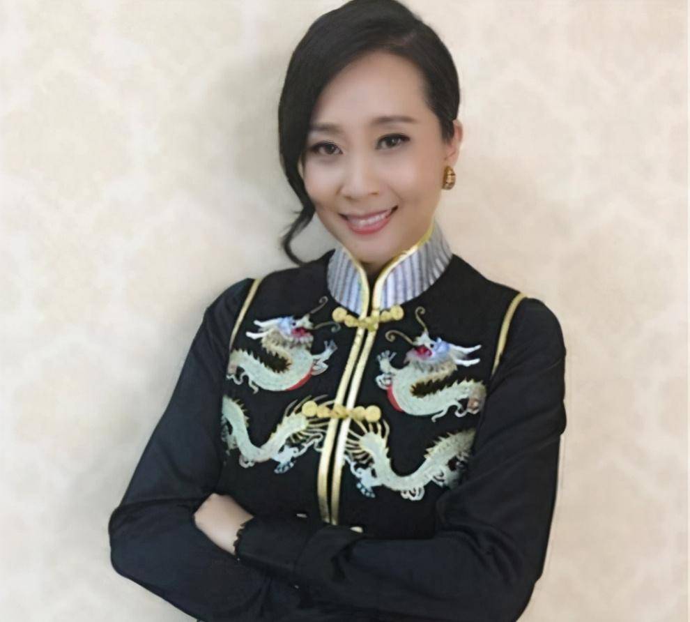 "黑妹"戚慧:5次上春晚,巅峰时因丈夫病逝退圈,如今她在哪?