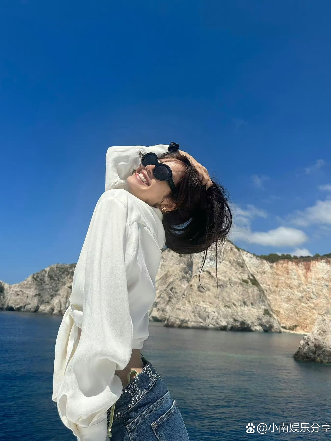 lisains晒泳装照好身材令人惊叹