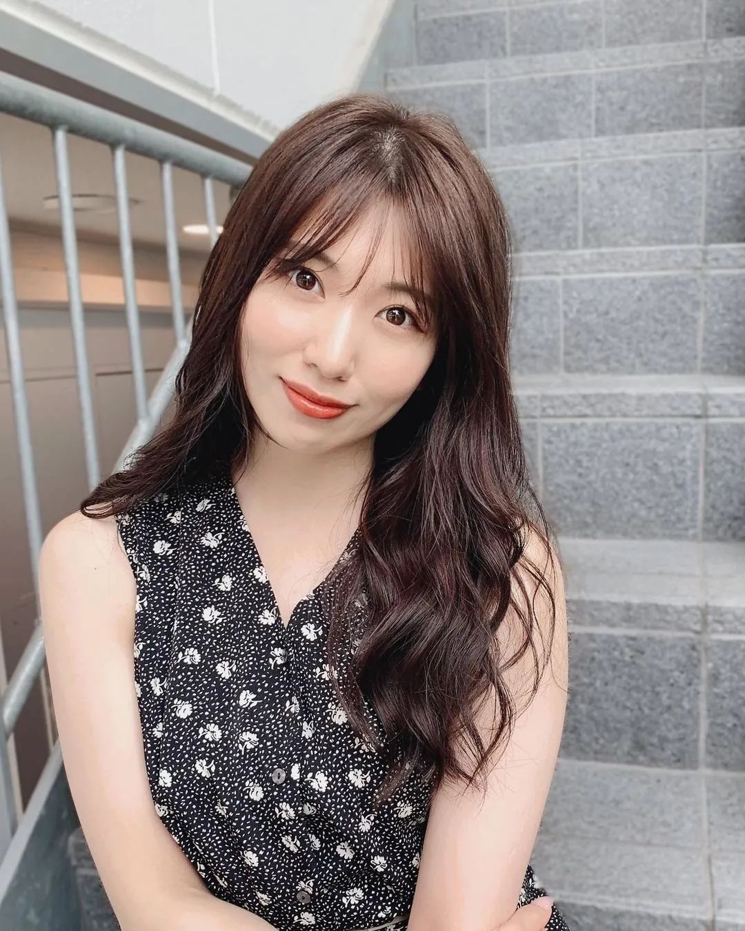 浑身散发知性气息的女主播—山岸逢花