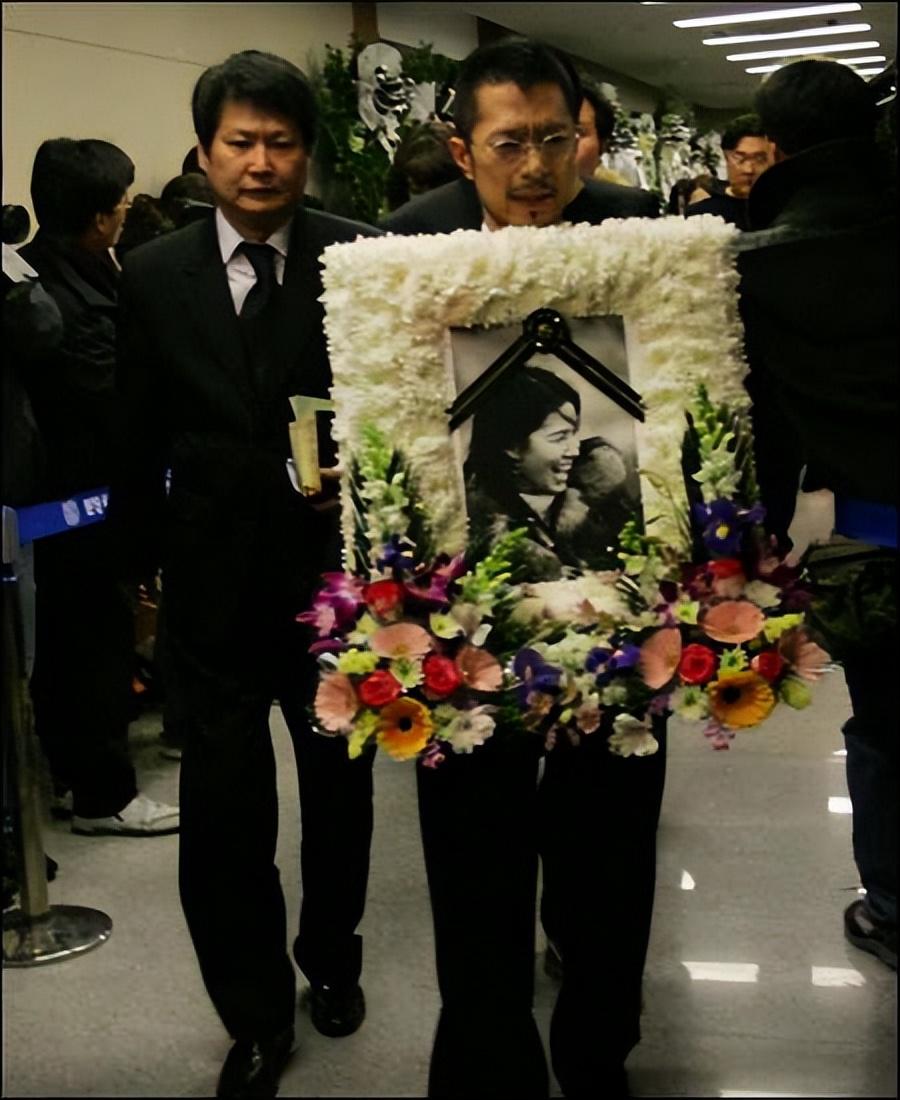 遭财阀戏弄,领奖时被塞"玩具",韩星李恩珠终究还是选择了离开