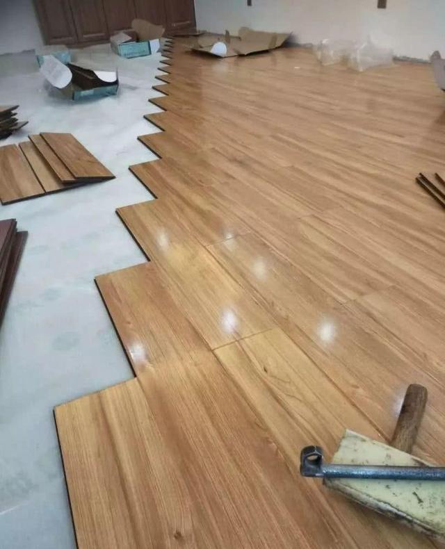 同是铺木地板,国外用卡扣固定,半天就能铺好,拉伸层高不留缝隙