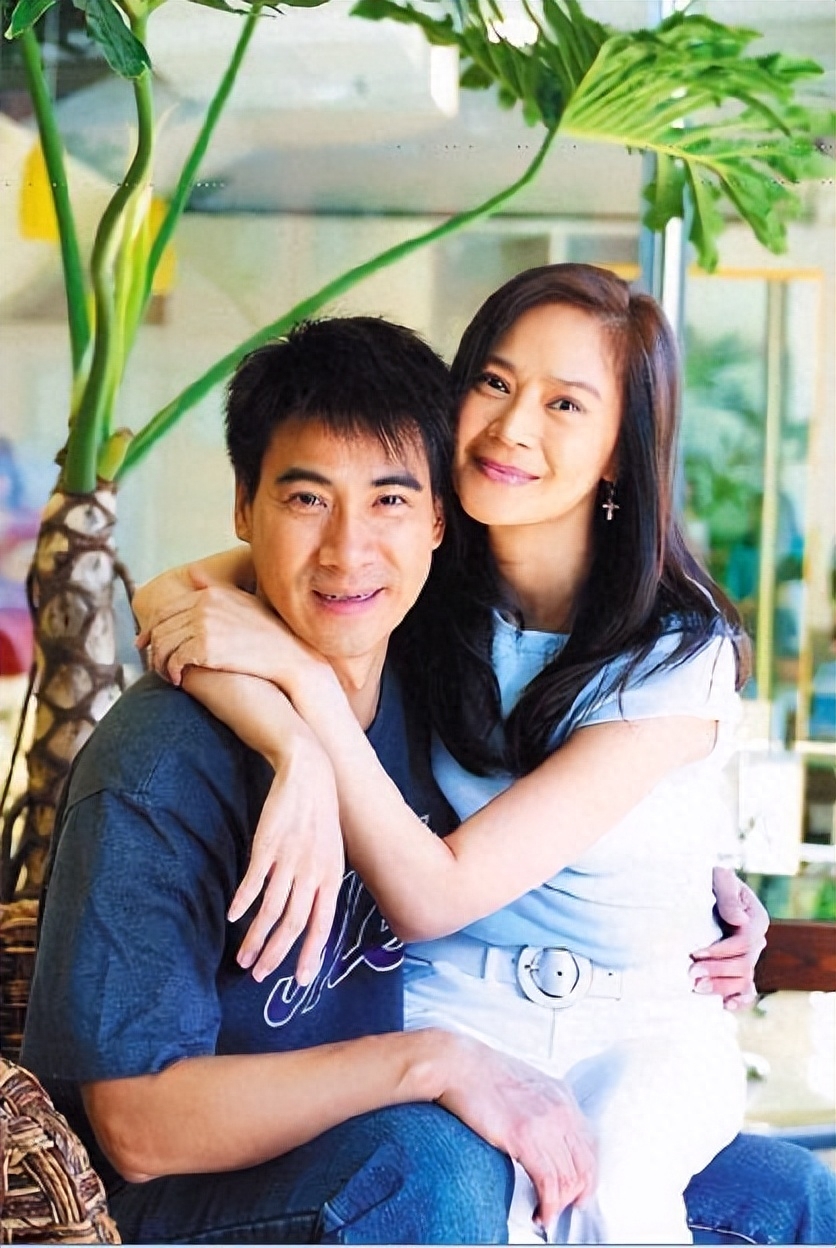 回顾59岁自然老去的俞小凡穿衣极简高级有品位如今反而越优雅