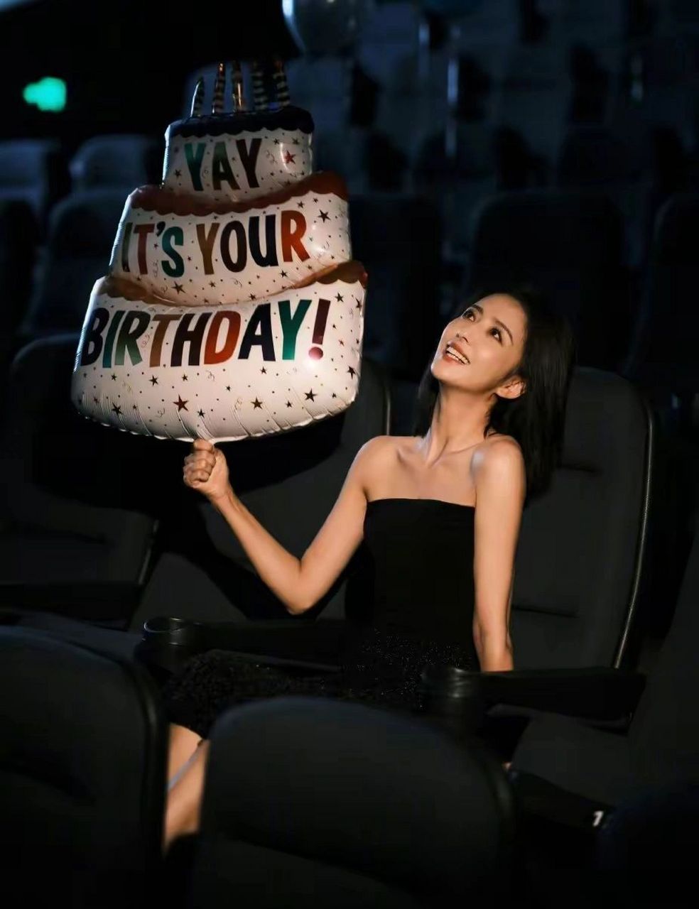 8月8日是佟丽娅40岁生日,她在个人社交账号晒出一组生日美照,在涤影