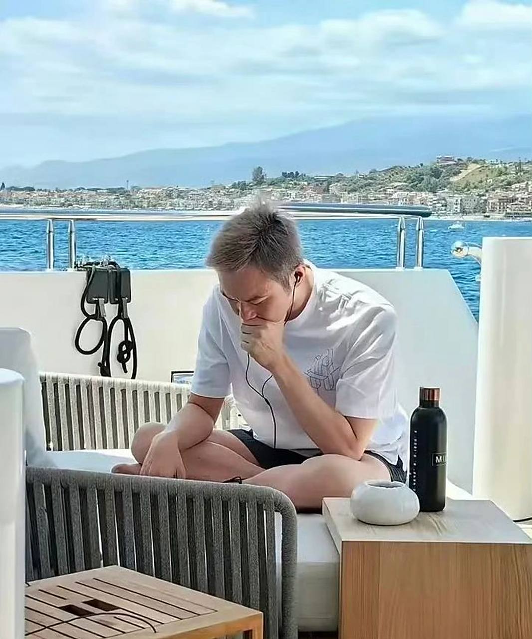 52岁"不老男神"张智霖也扛不住了,胡子本来就是一半黑一半白了,现在连