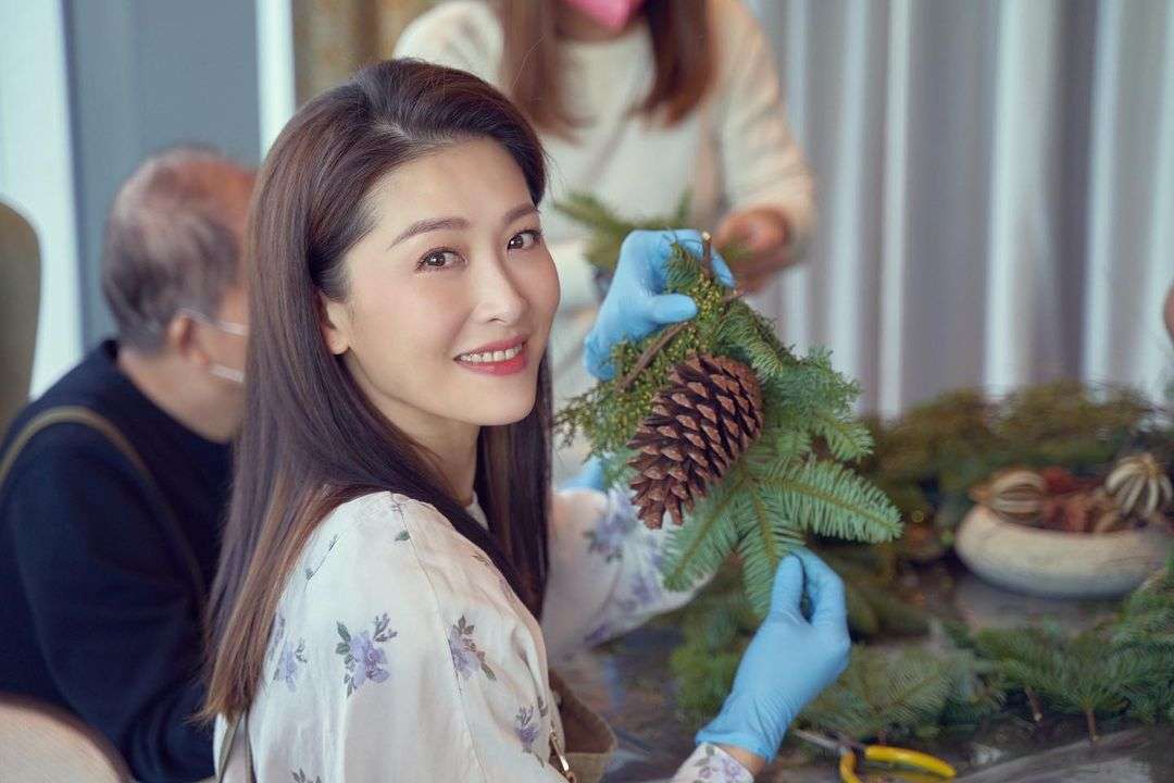 周励淇与家人提前过圣诞,高调晒手上婚戒,暗示与丈夫感情稳定