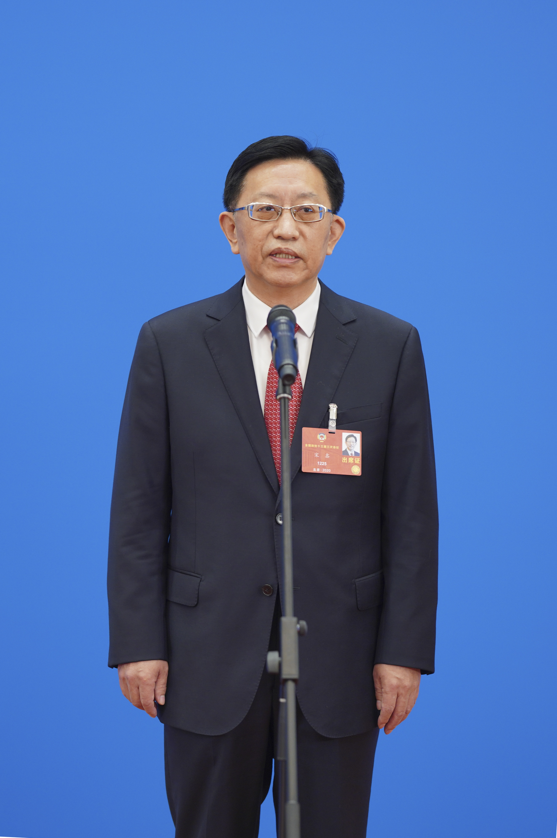 接受采访(2)