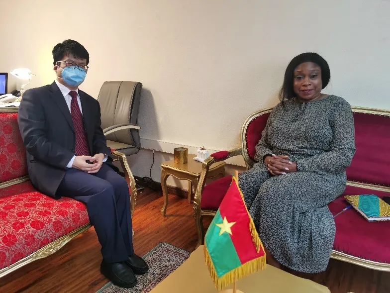 驻布基纳法索大使会见布外交部部长级代表乌欧巴