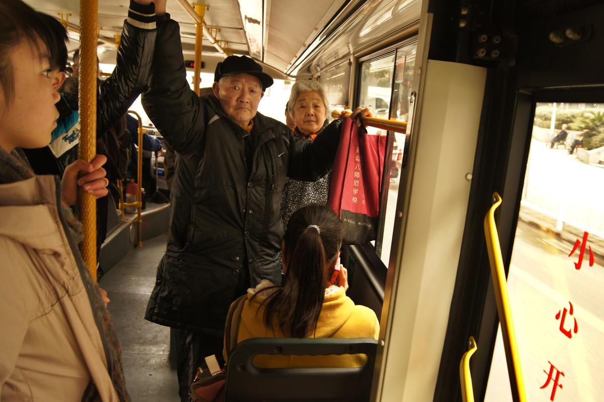 2023年老人乘公交车不再免费?将统一实施新方案,年轻人也很赞成