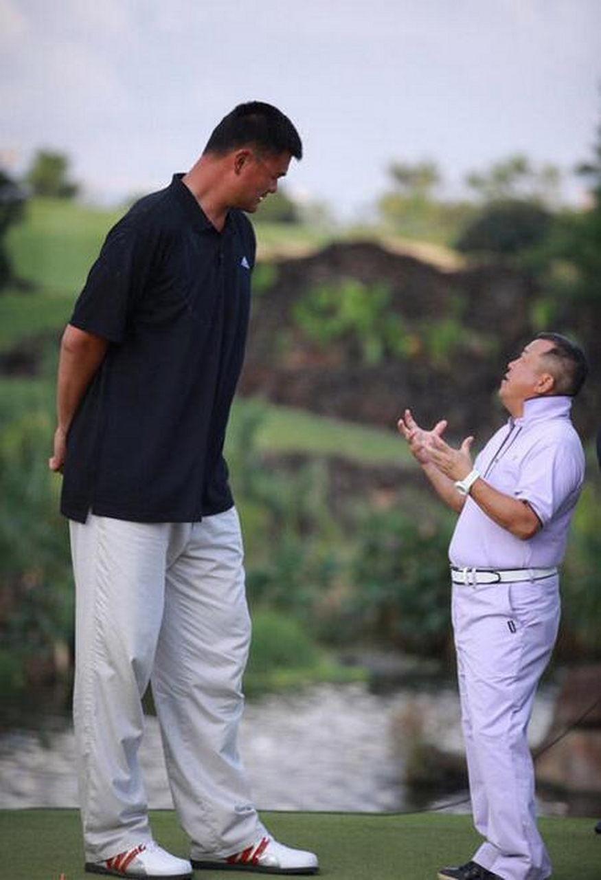 6米曾志伟,和2.26米姚明的合影.