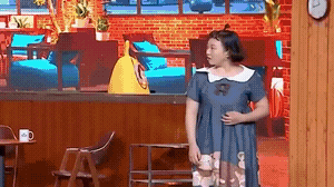 搞笑gif合集:为了不扰民,小伙在山上挖个洞做ktv