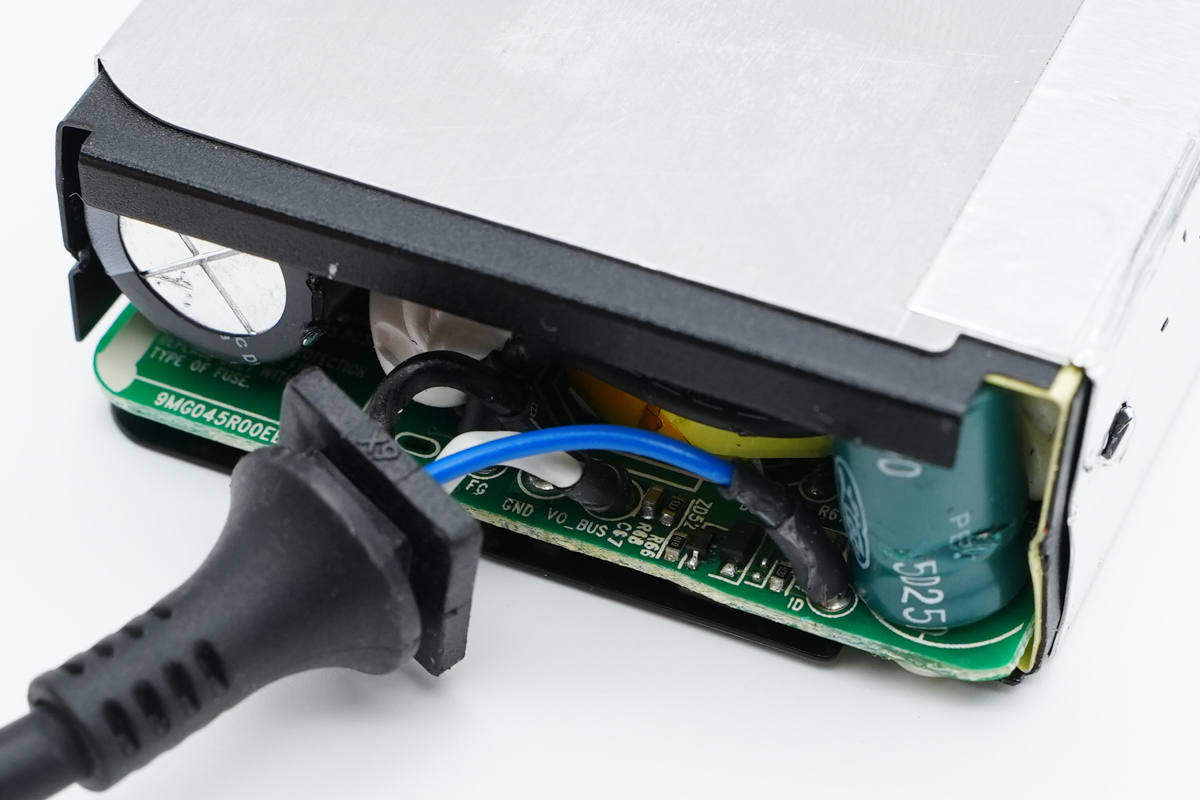 方块造型自带连体输入输出线,惠普45w usb-c电源适配器拆解