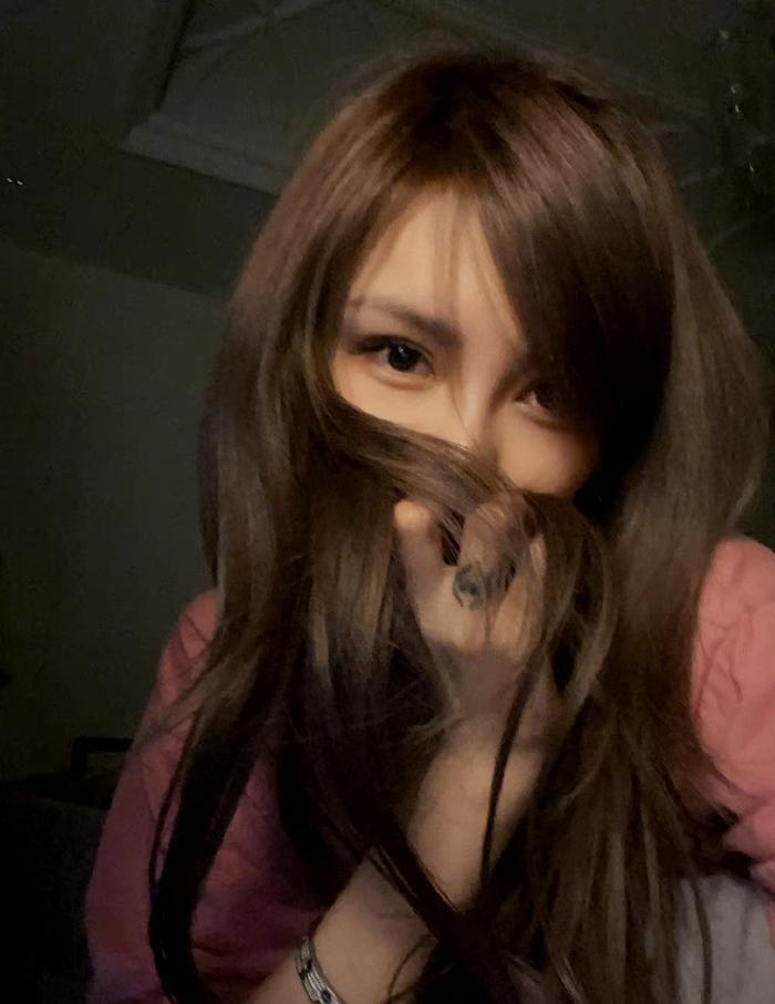 亮眼焦点无人能挡!周扬青奇异果绿美甲勾勒出个性魅力!