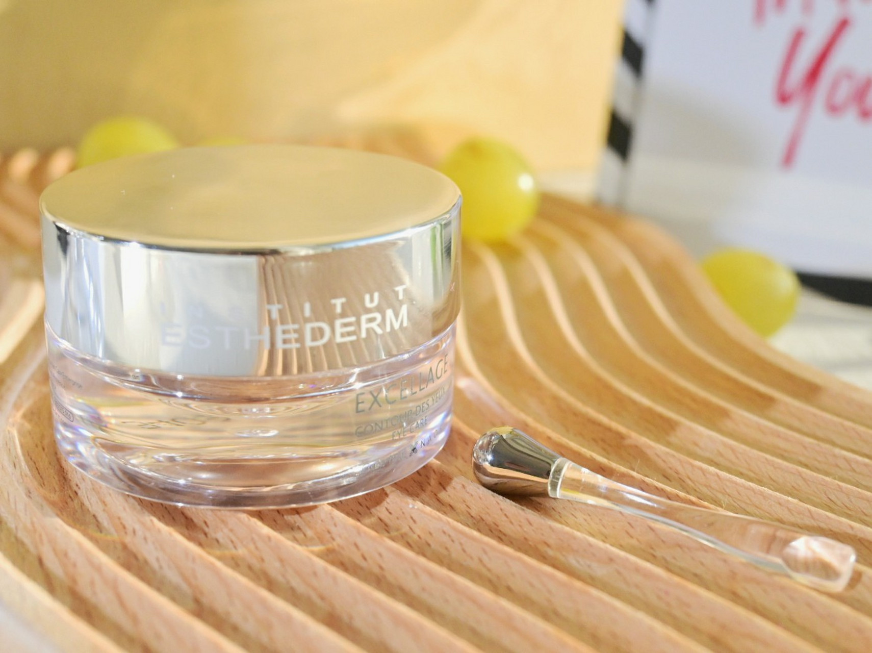 这个雅诗敦金睿御龄焕活紧实眼霜是真的蛮好用的 整体属于柔润乳霜的