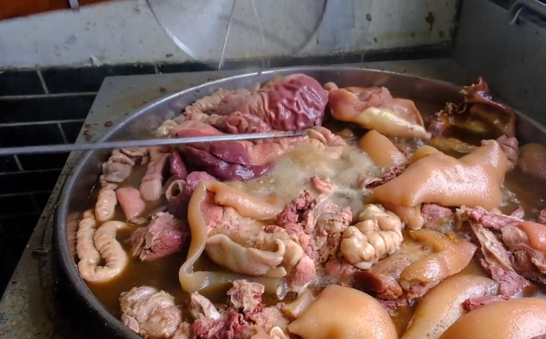 山东小县城的全猪宴,出锅不到1小时就抢光,每天七八头猪不够吃