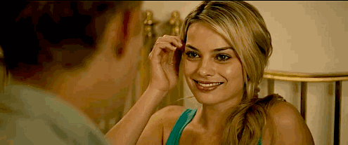 在电影《时空恋旅人》中,她饰演的夏洛特是男主的初恋情人.