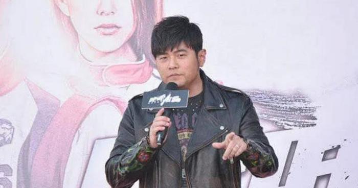 42岁周杰伦中年发福,与以前英姿对比,真的是一胖毁10年!